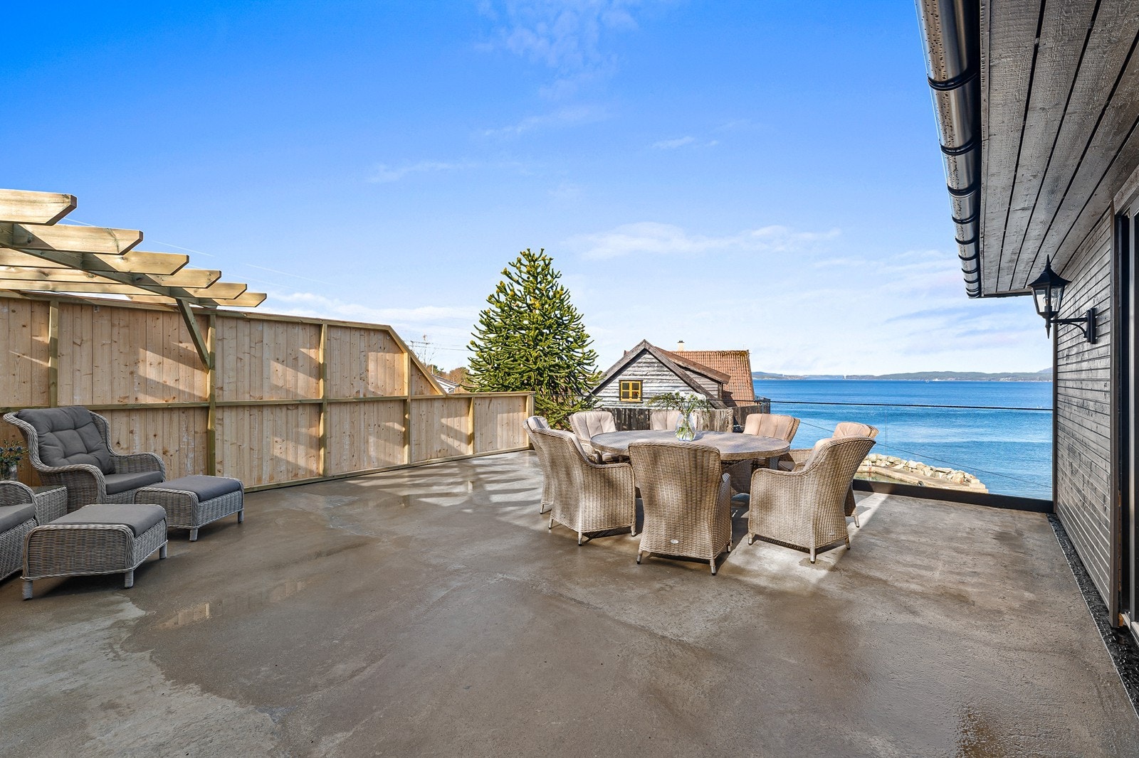 Terrassen er av god størrelse og strekker seg over 51 kvm. Galleribilde