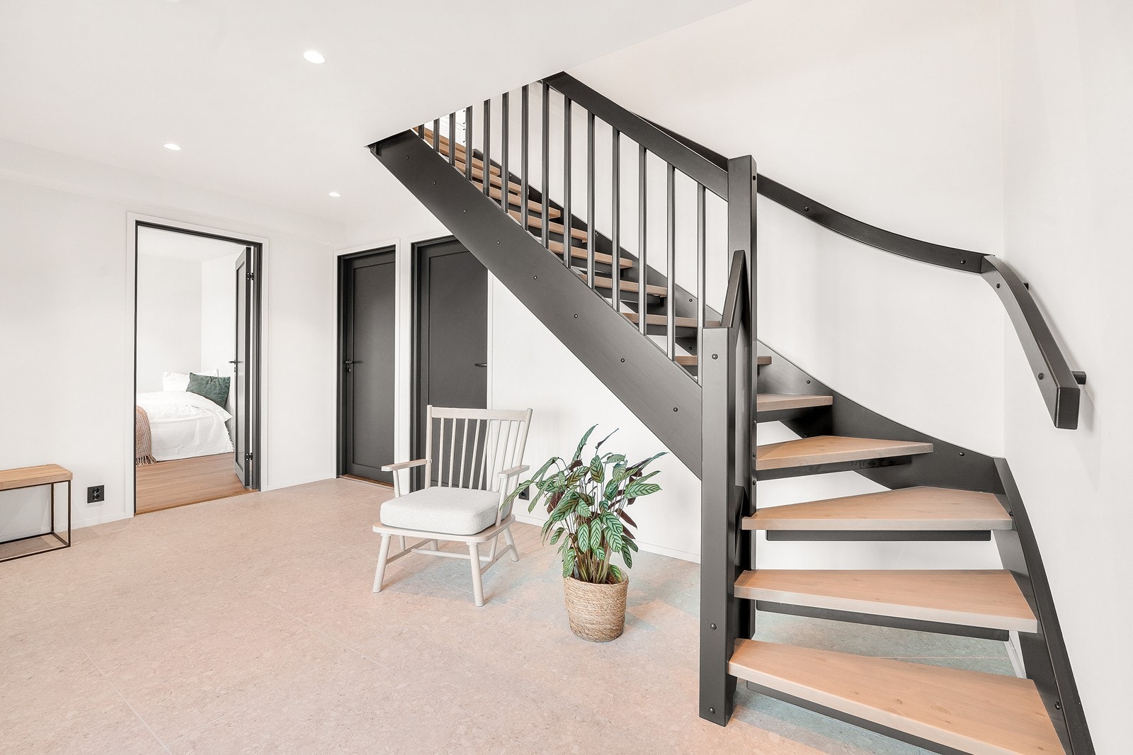 Nede i 1. etasje finner du en romslig og flott entré. Galleribilde