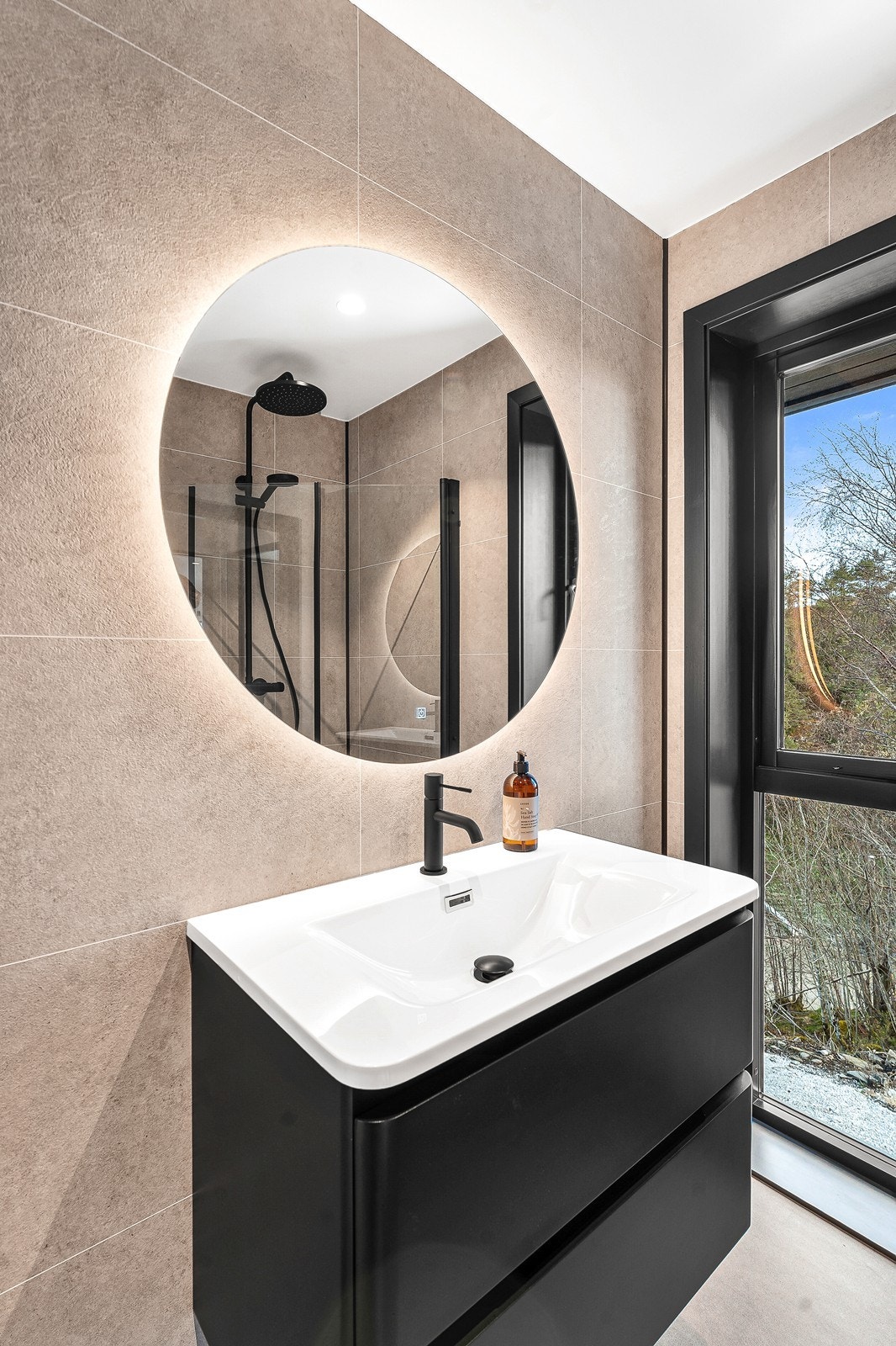 Dette ble pusset opp i tidsperioden 2023-2025, da med tidløse flisedesign Galleribilde