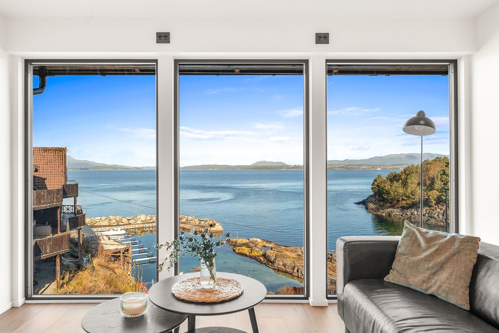 Her får du sjøutsikten rett inn i stuen. Galleribilde