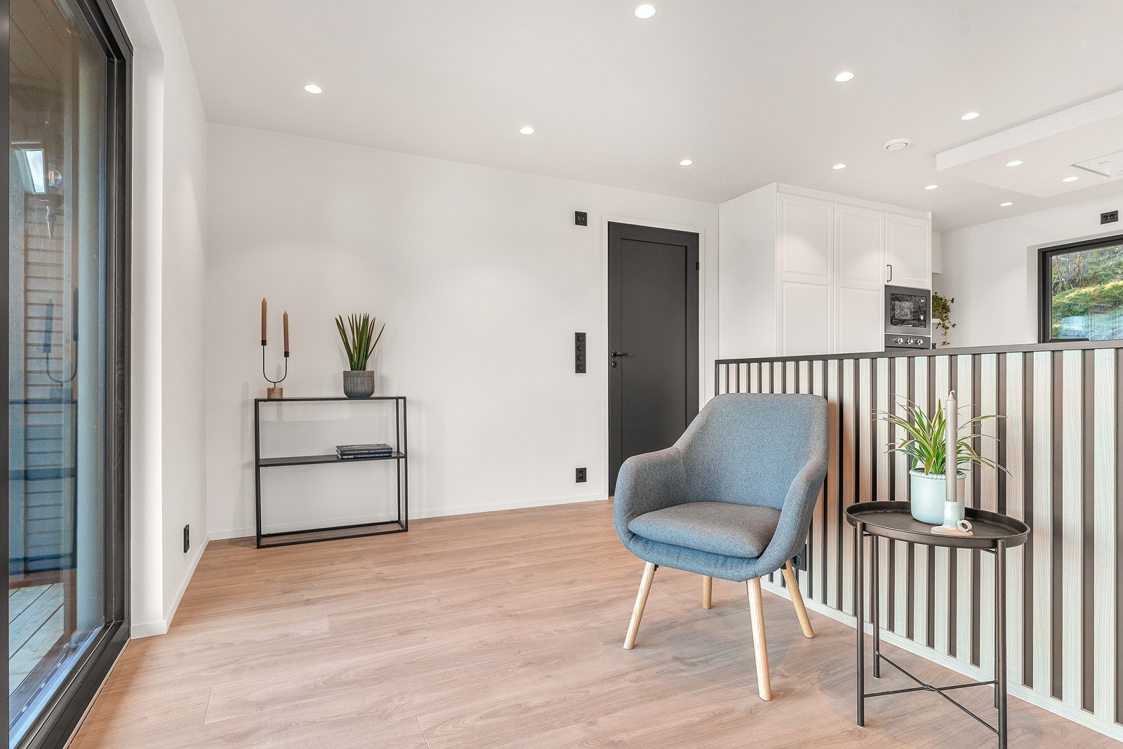 Utstrakt bruk av downlightsbelysning. Galleribilde