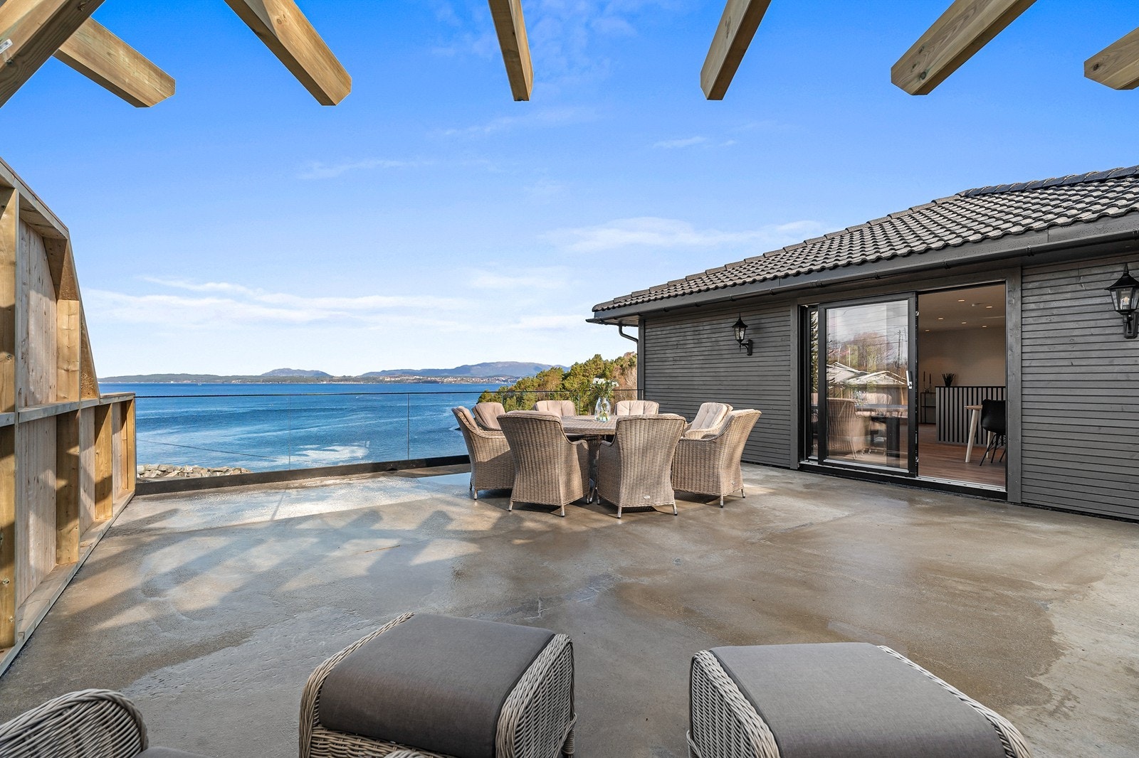 Her er alt tilrettelagt for sene sommerkvelder på terrassen! Galleribilde