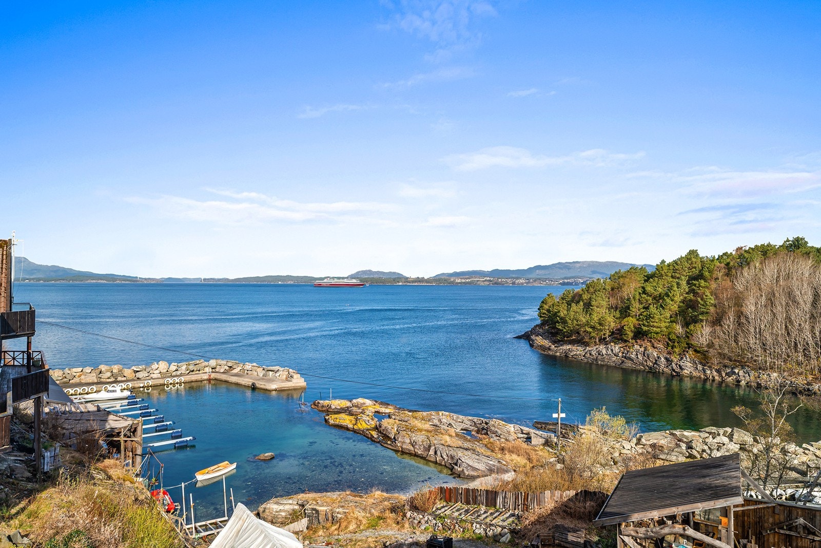 Her ligger man tett på en båthavn. Galleribilde