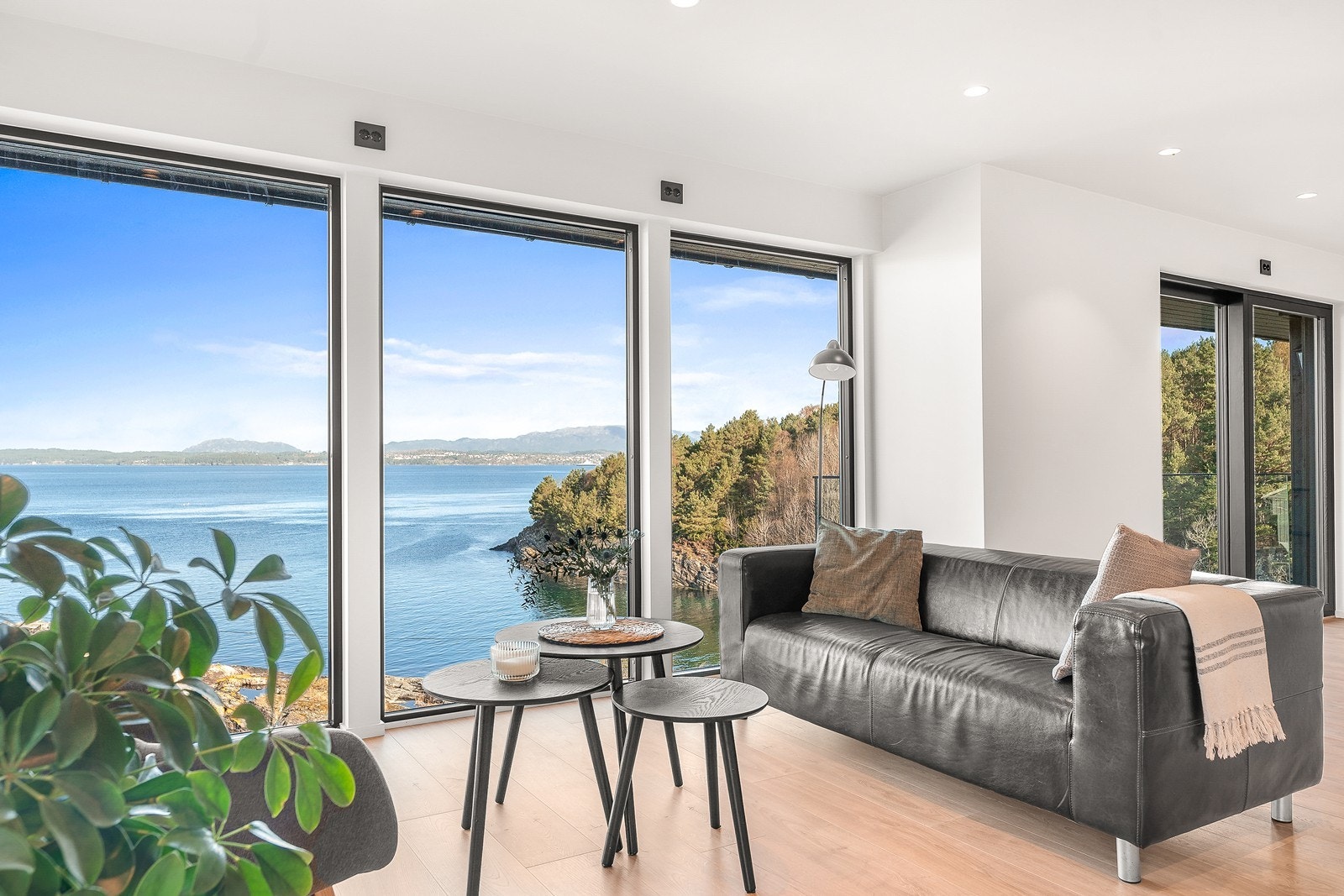 Boligen har store vindusflater som gir godt med naturlig lysinnslipp i rommet. Galleribilde