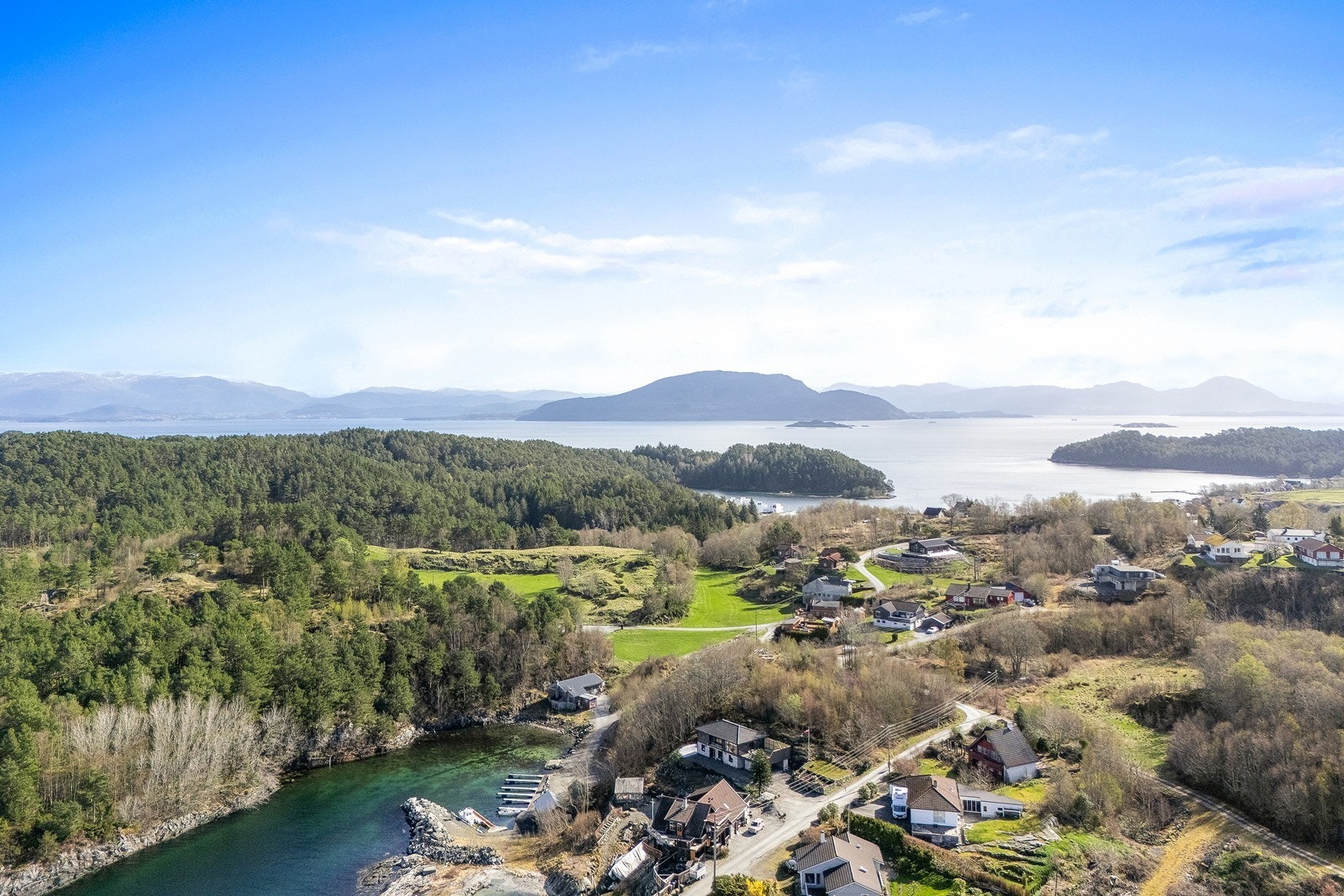 Du finner både barnehage og skole en kort biltur fra huset, noe som gjør det enkelt for familier med barn. Galleribilde