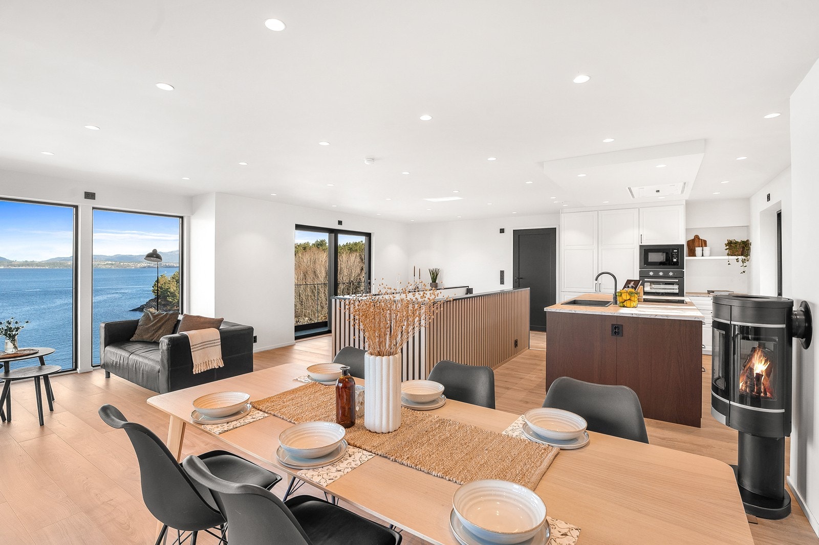 Kjøkkenet er i åpen løsning sammen med stuen og spisegruppe. Galleribilde