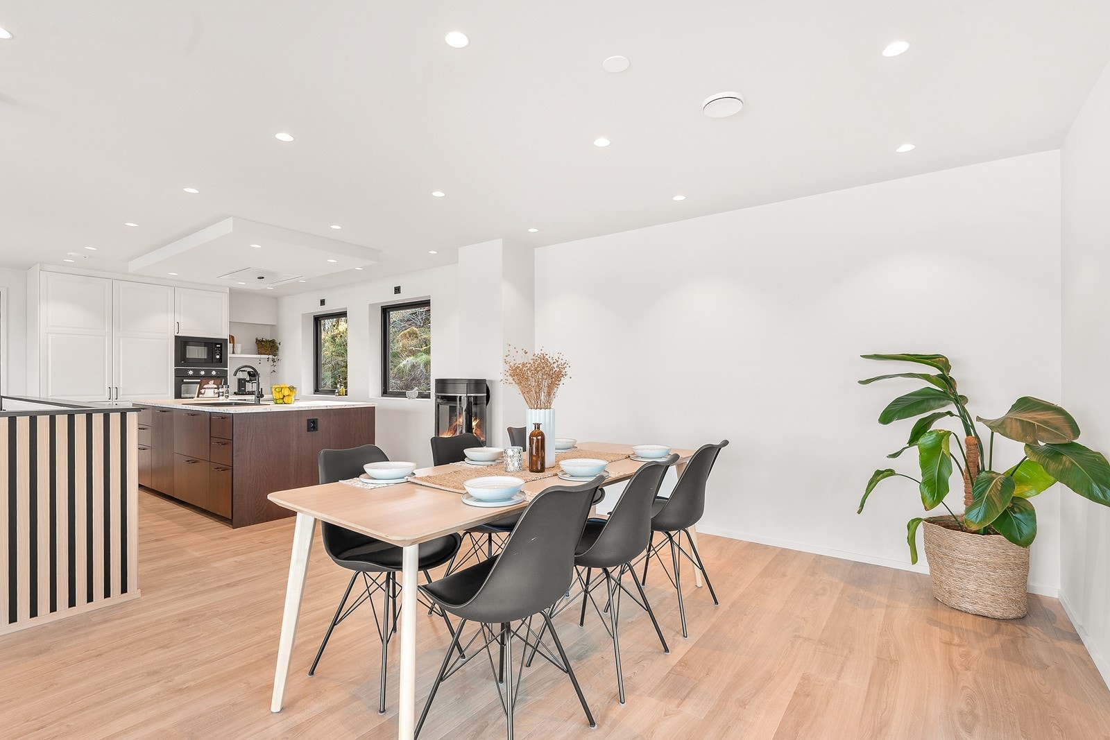 Her får du har store gulvflater som tilrettelegger for flere soner. Det er oppgradert til balansert ventilasjon. Galleribilde