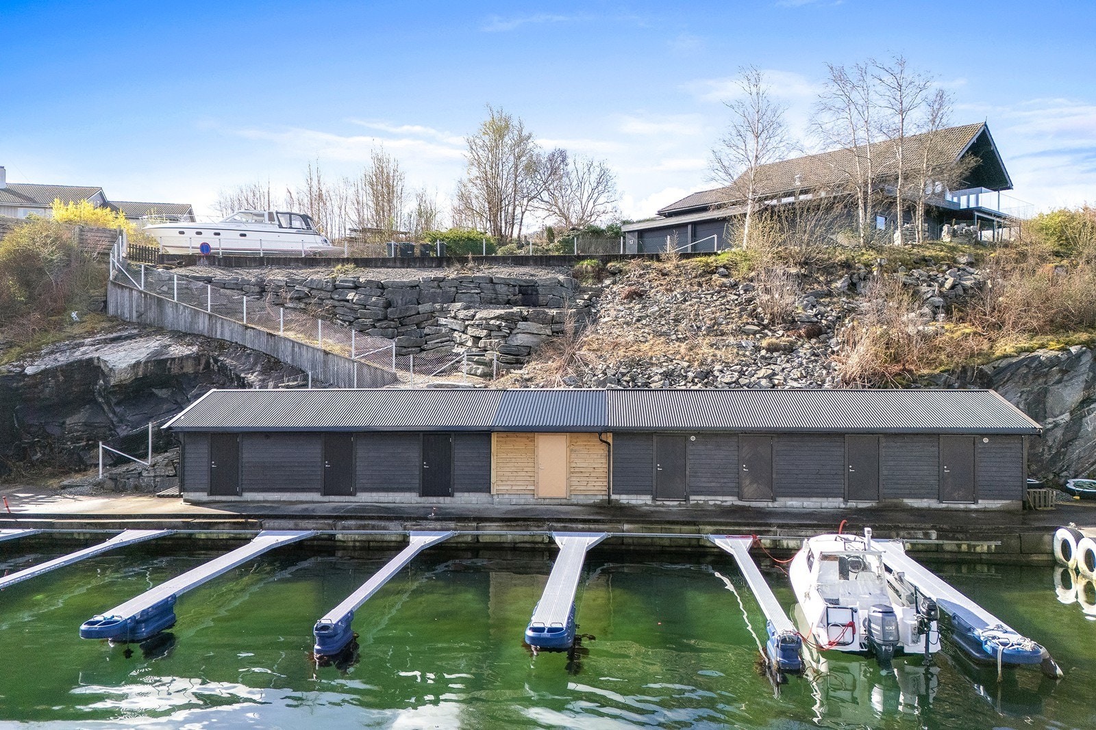 Det er ingen boplikt i kommunen, så huset kan brukes slik som du selv ønsker. Galleribilde