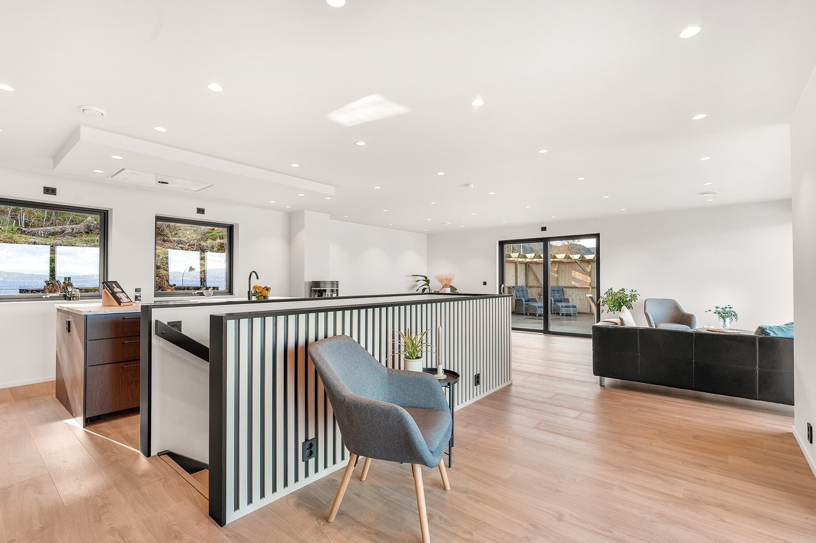 Lekker og moderne trappegang som også fungerer som en romdeler. Galleribilde