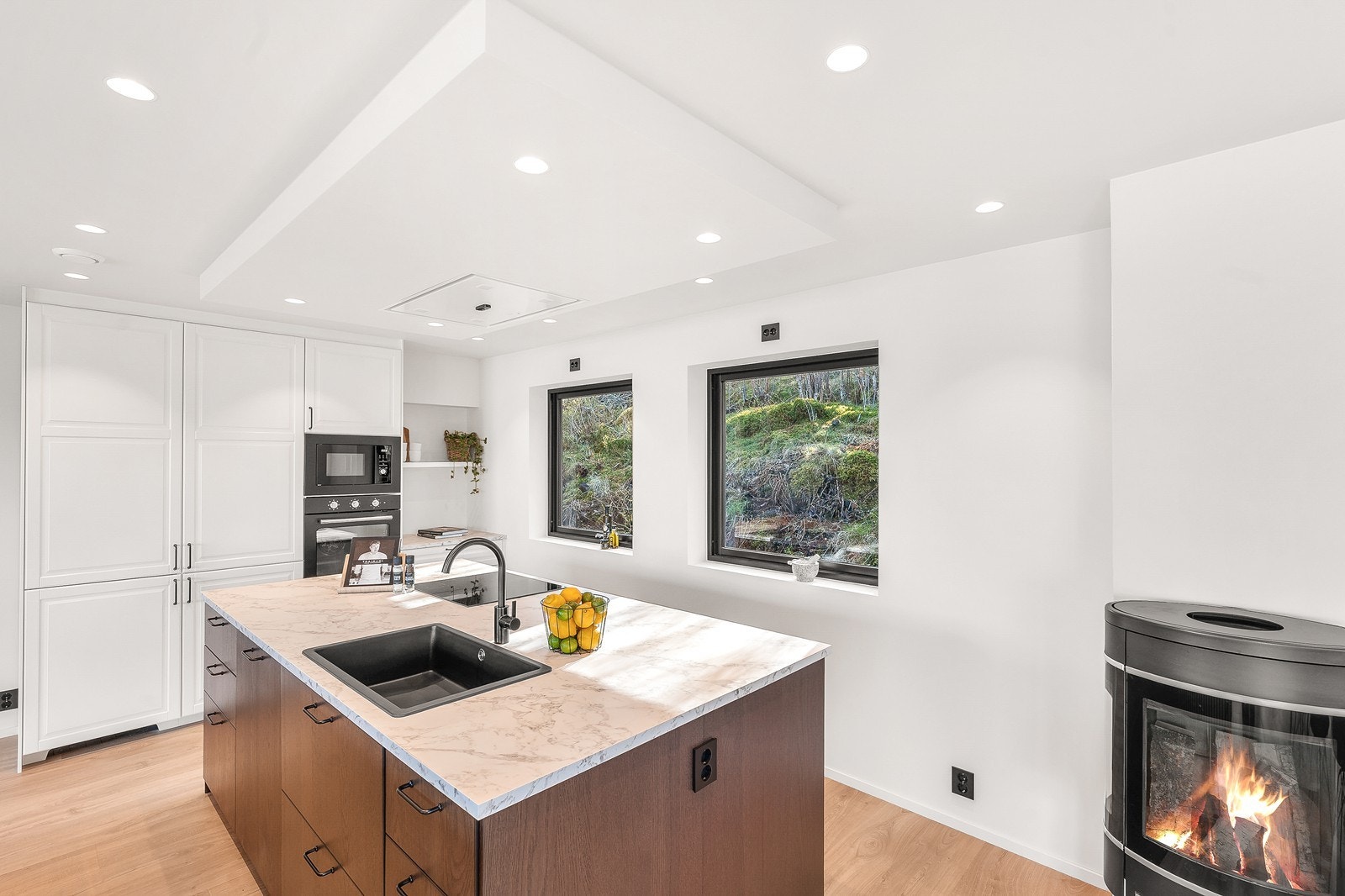 Her finner du en fantastisk kjøkkenøy, med god skapplass og store overflater. Galleribilde