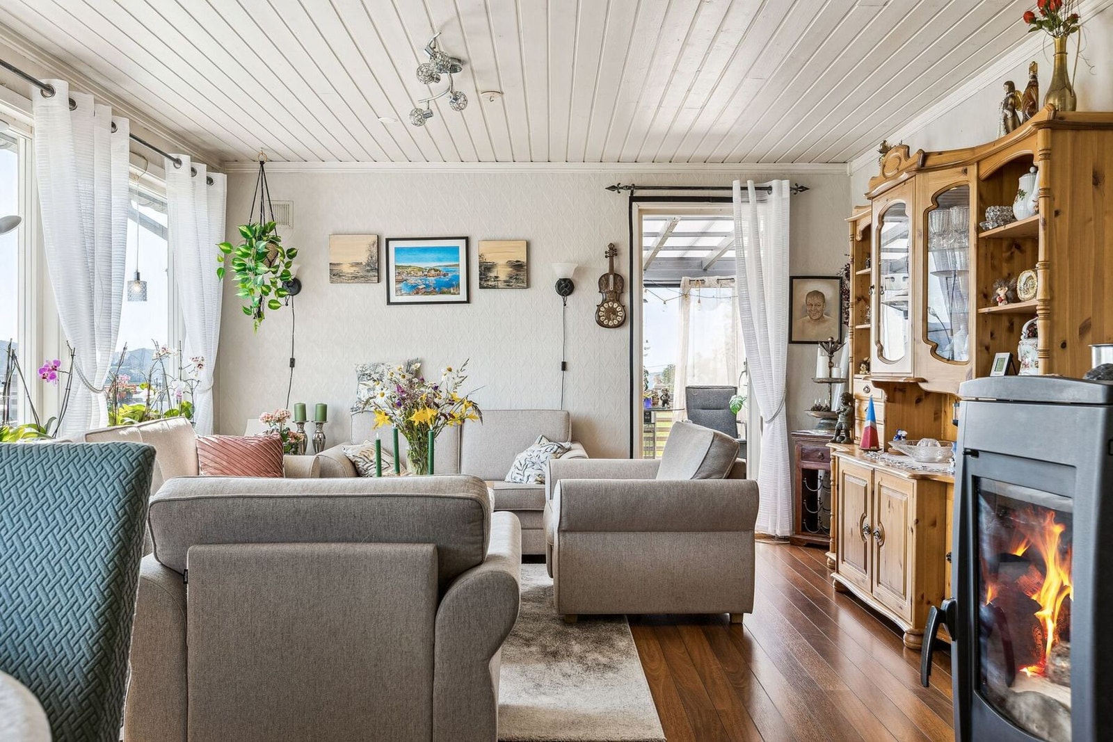 Boligen er oppvarmet med elektrisitet, varmepumpe og vedfyring. Galleribilde