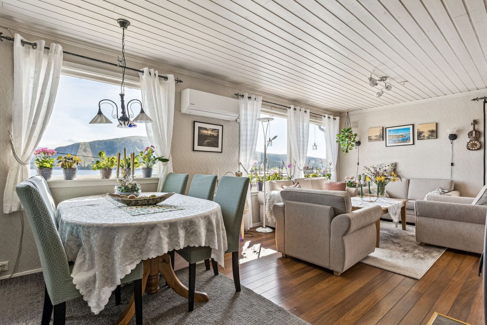 Nye vinduer montert i kjellerstue, gang og vaskerom i 2024. I tillegg er vinduer og terrassedører i stue og soverom skiftet ut. Galleribilde