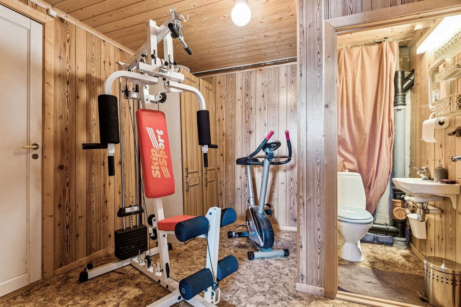 Sokkeletasjen inneholder blant annet vaskerom, toalett, kjellerstue og soverom. Galleribilde