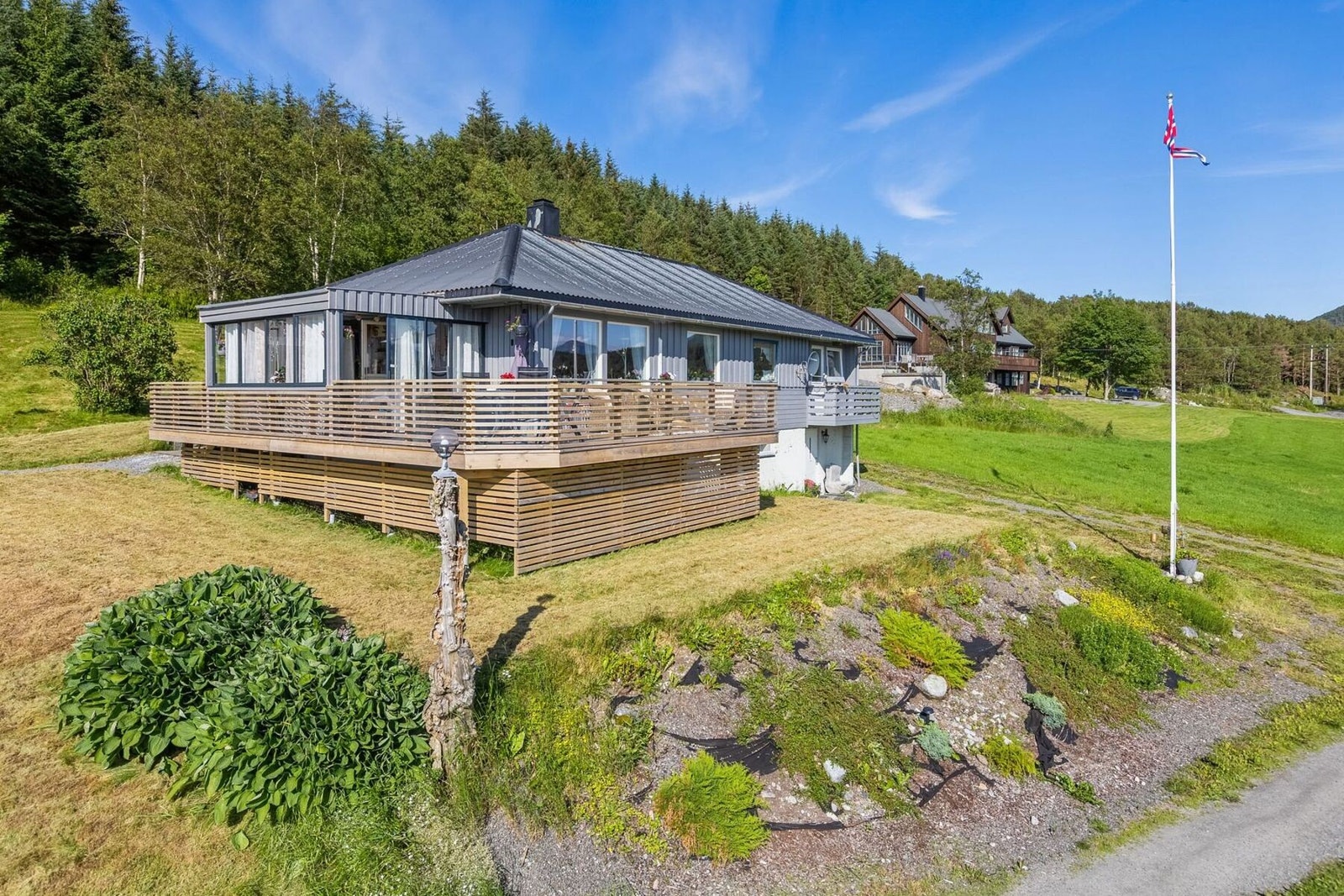 Pen, opparbeidet tomt med et tomteareal på hele 936,3 kvadratmeter. Galleribilde