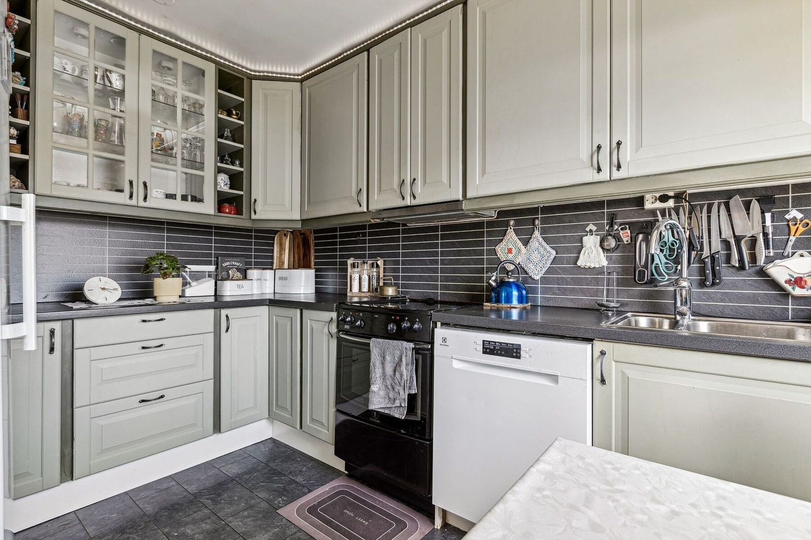 Kjøkken som måler 9 kvadratmeter med rikelig skap- og benkeplass. Galleribilde