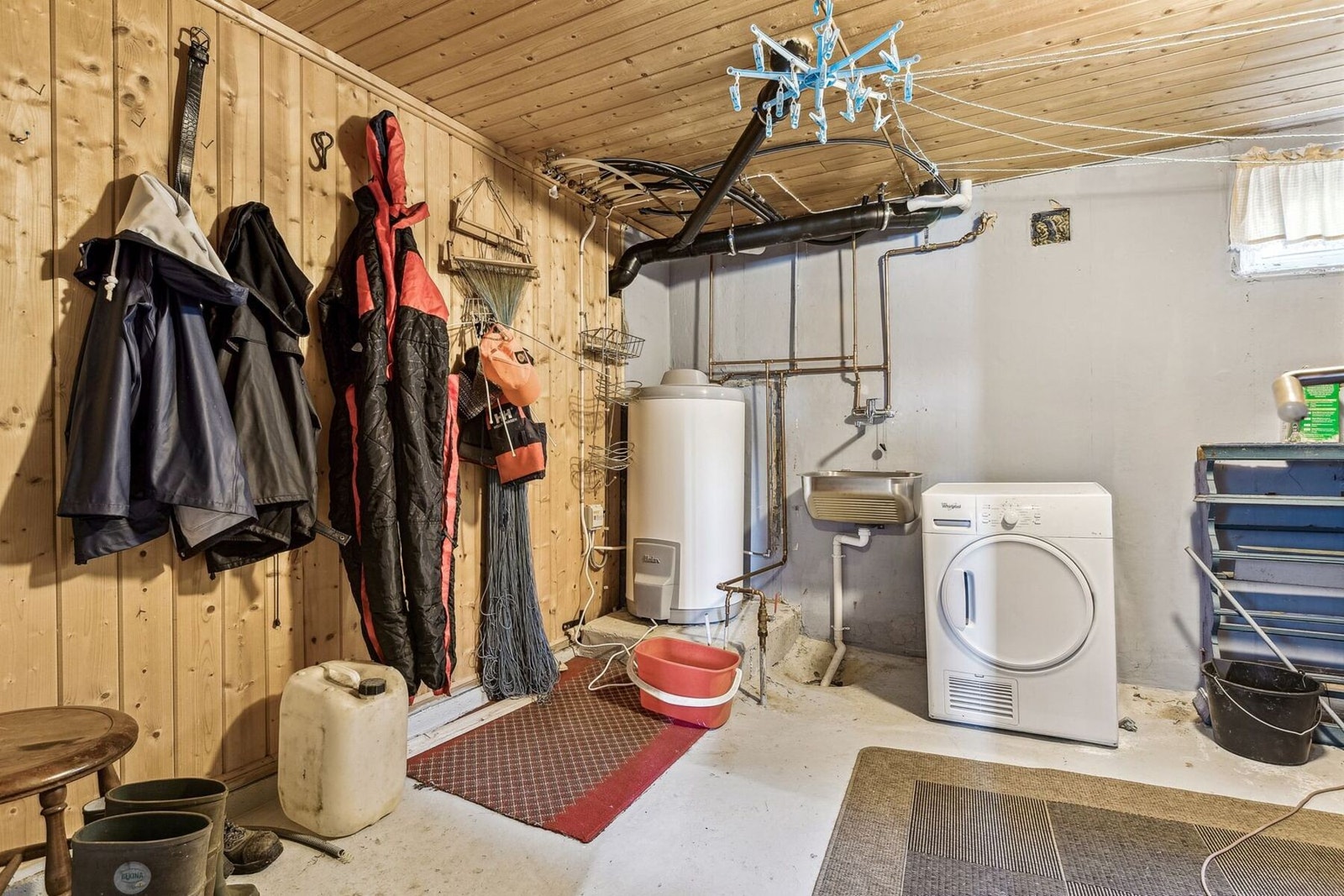 Praktisk vaskerom på hele 14 kvadratmeter. Galleribilde