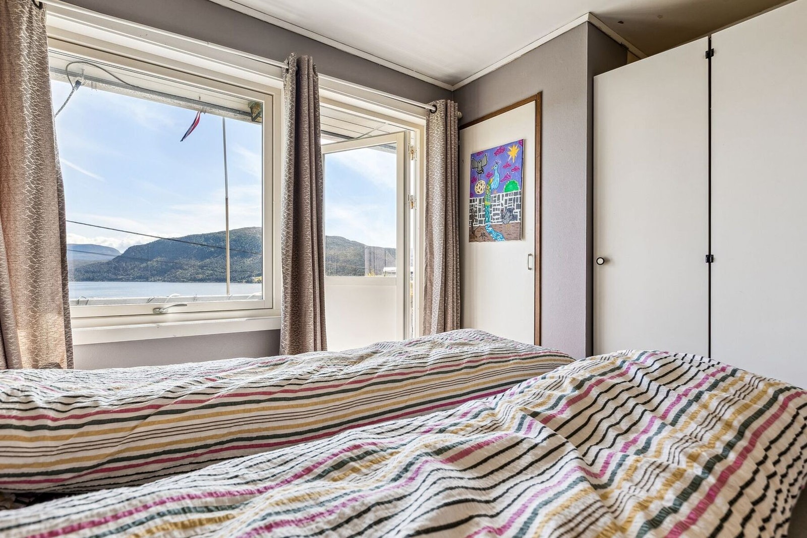 Fra soverommet er det utgang til en luftebalkong på 3 kvadratmeter, med vakker utsikt mot sjøen. Galleribilde