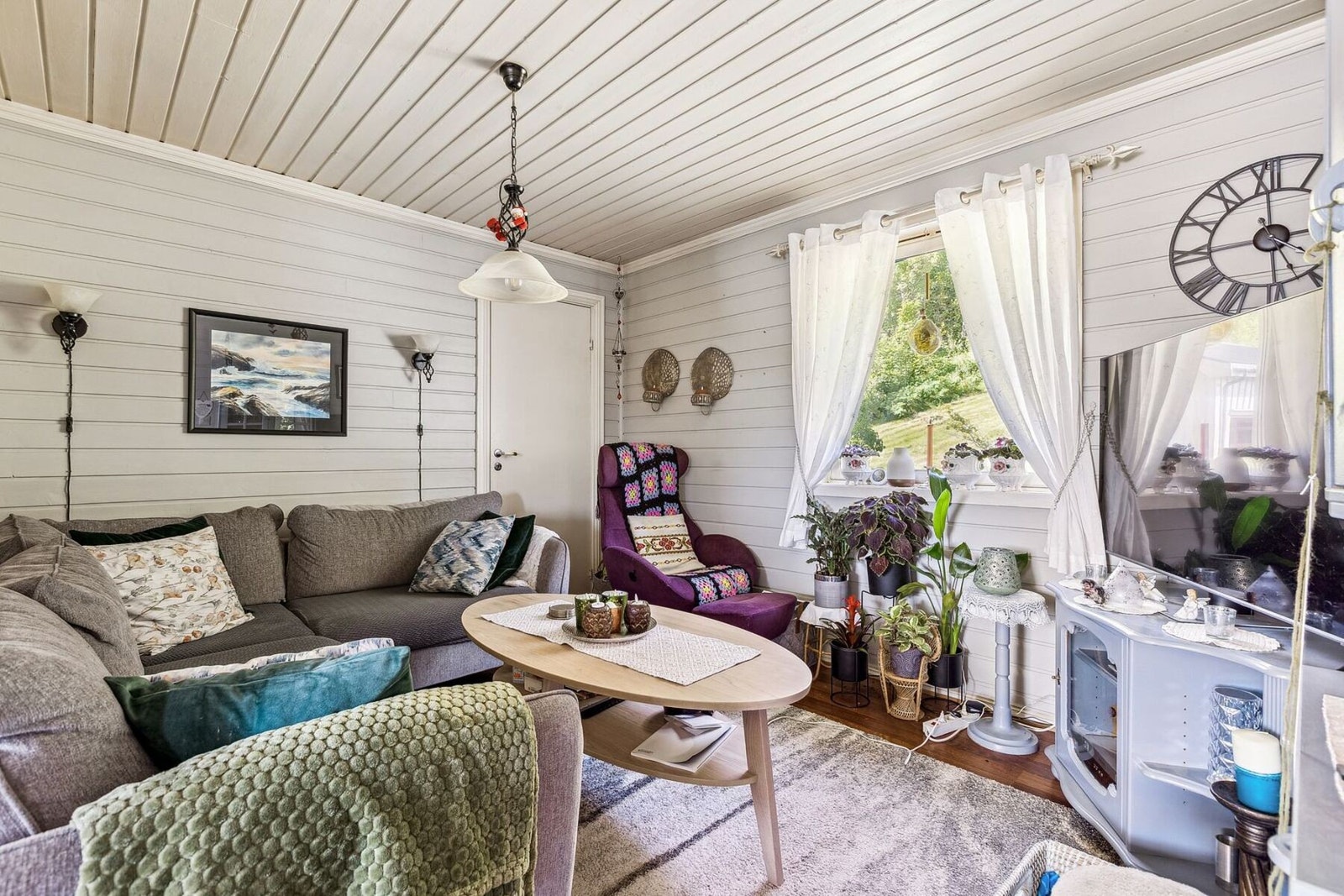 Boligens andre stue måler 12 kvadratmeter. Galleribilde