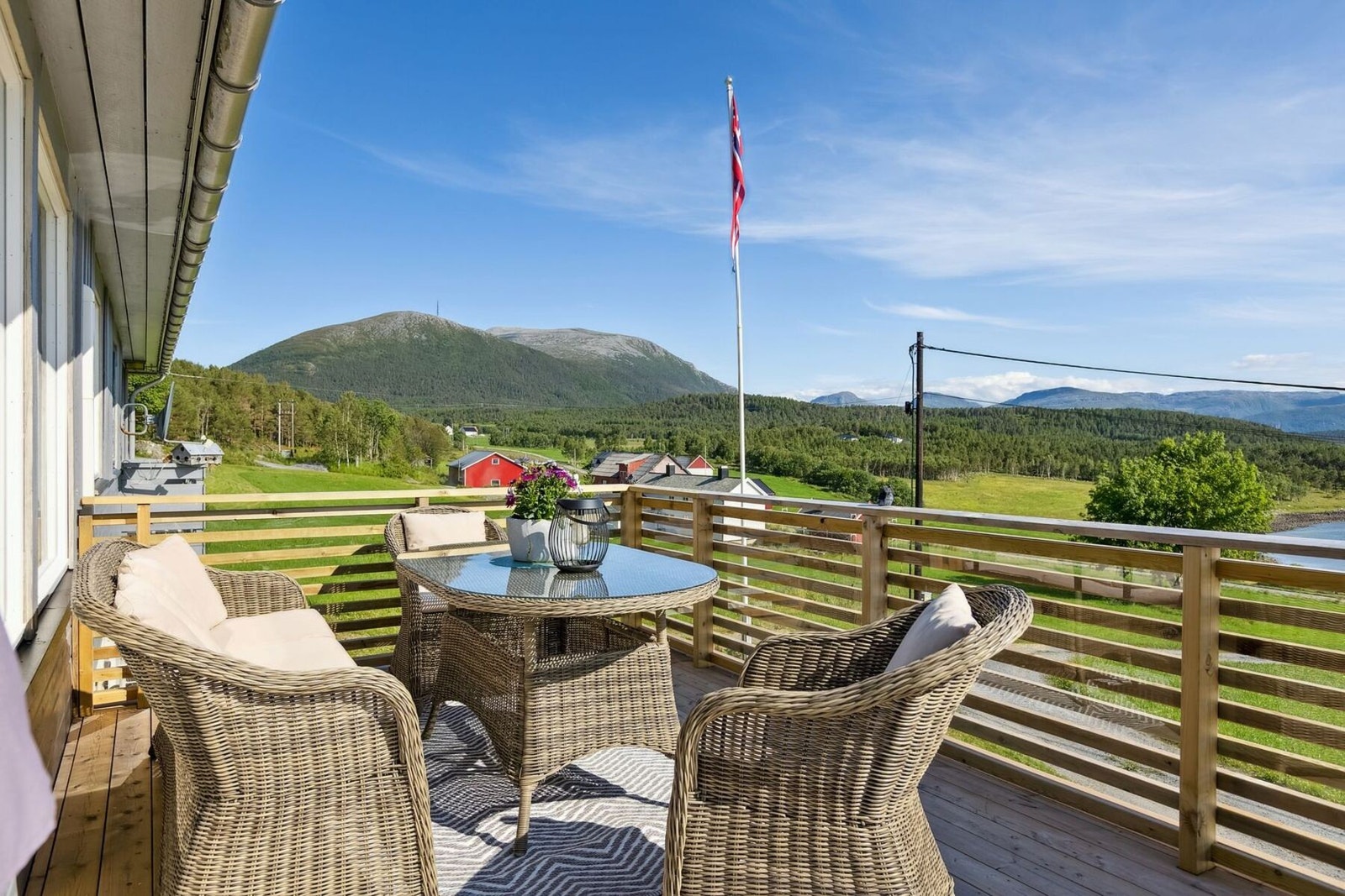 Terrassen er nyoppført i 2024. Galleribilde