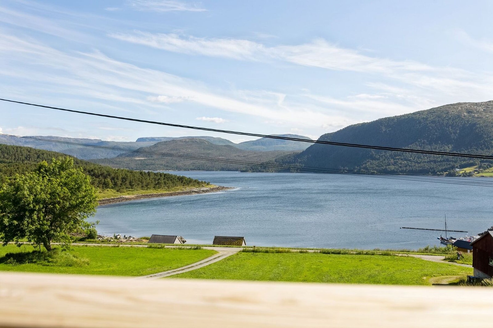 Boligens hovedplan består av entré, bad, gang, trapperom, tre soverom, to stuer og kjøkken. Galleribilde