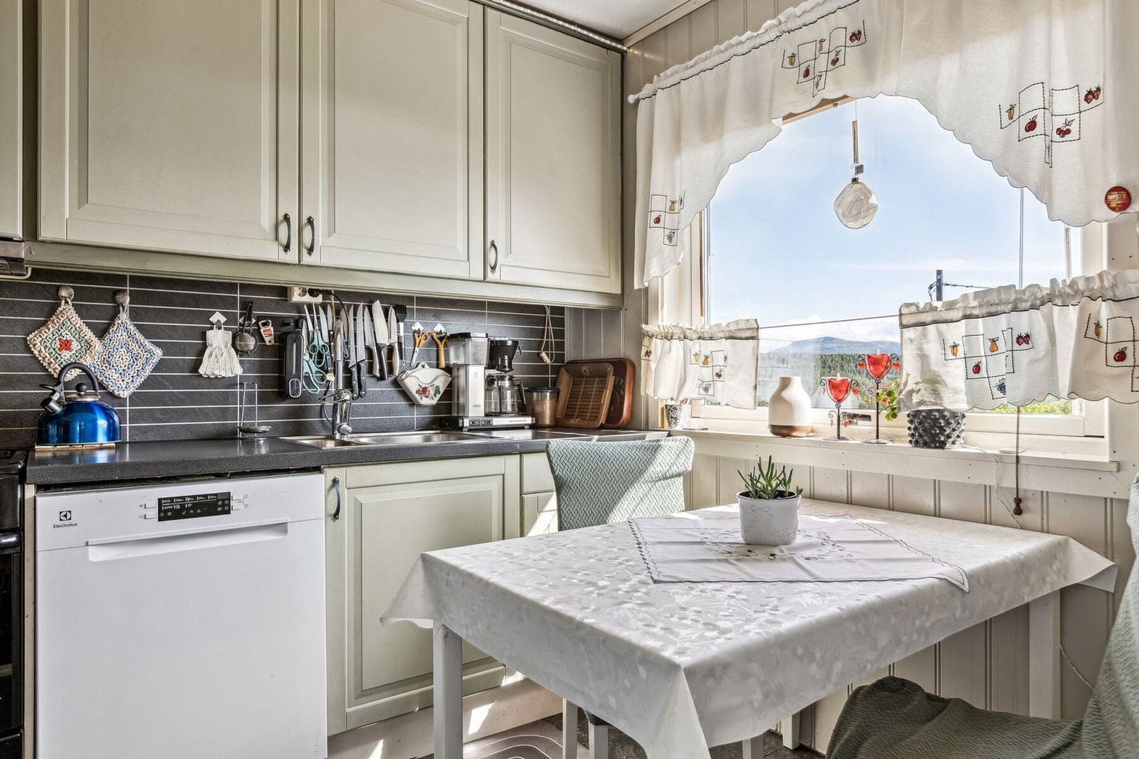 Fremstår som både funksjonelt og romslig, med tilstrekkelig plass til spisebord. Galleribilde