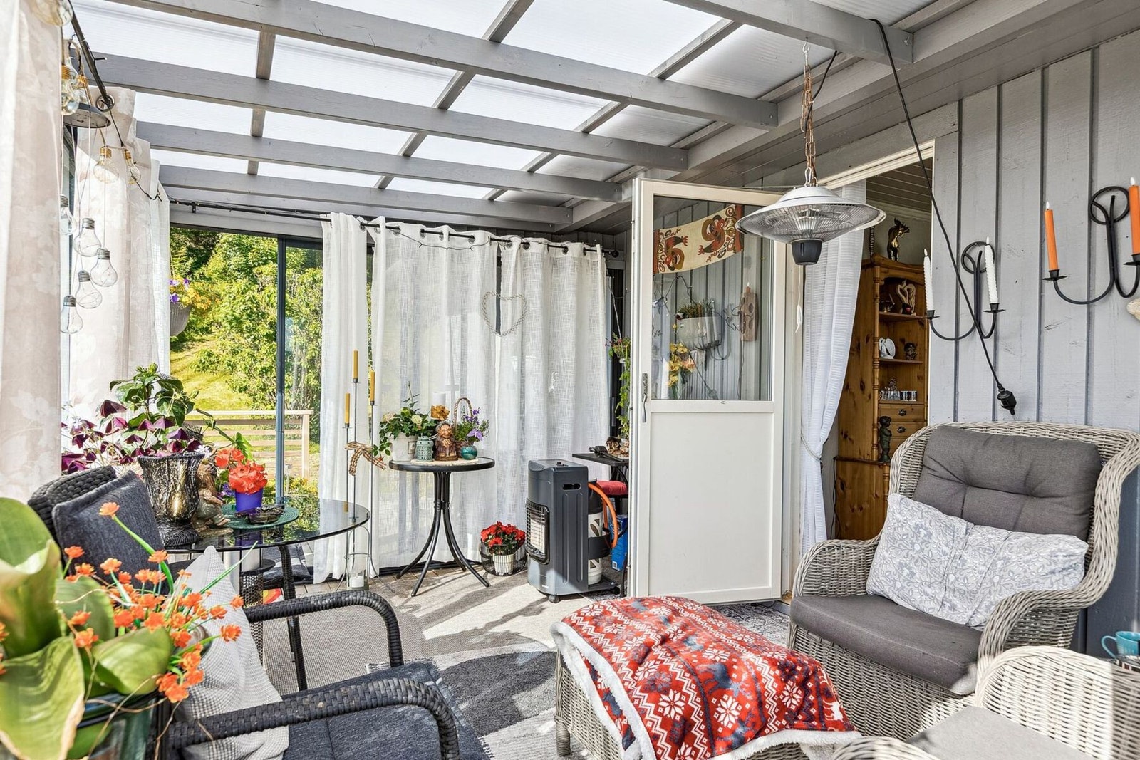 Fra stuen er det dirkete utgang til en koselig vinterhage med et areal på 12 kvadratmeter - fungerer som en forlengelse av stuearealet. Galleribilde