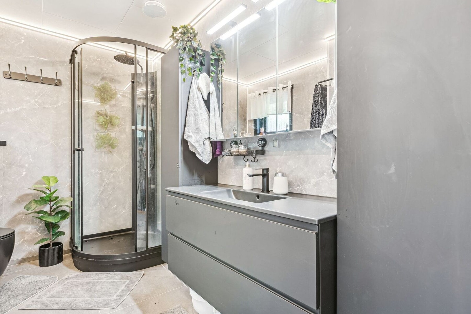 Baderom med flislagt gulv som måler 6 kvadratmeter. Galleribilde