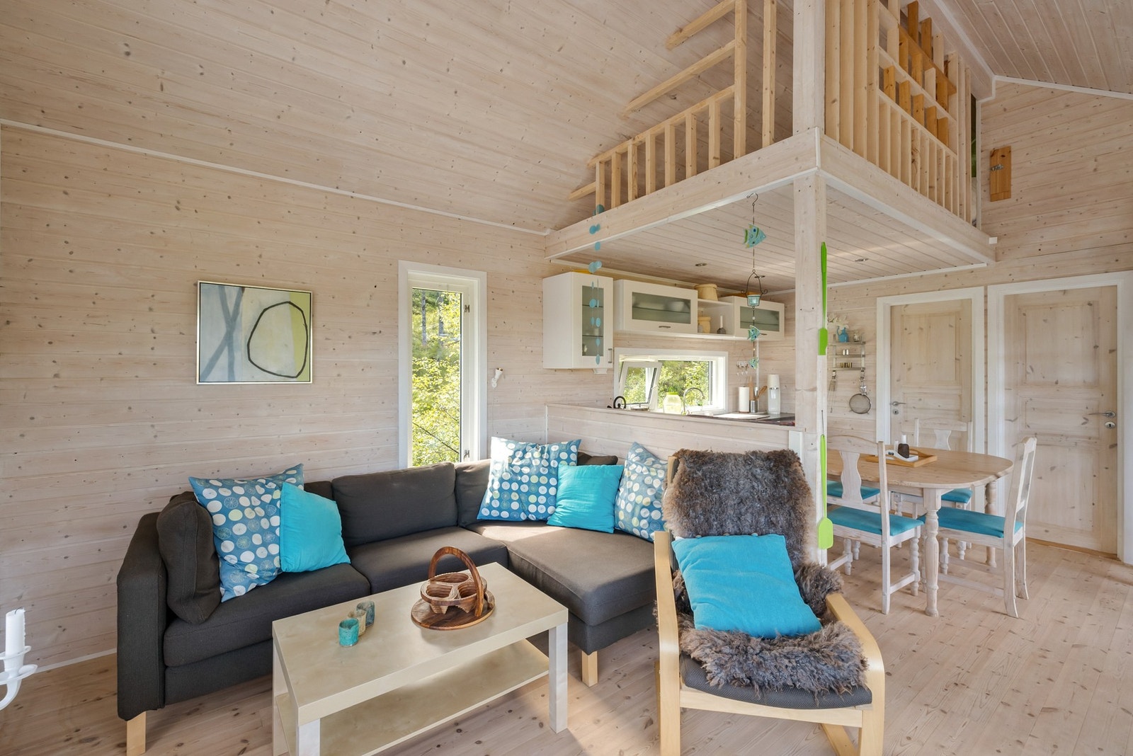 Deler av hytta er med hems med skråtak og lav høyde Galleribilde