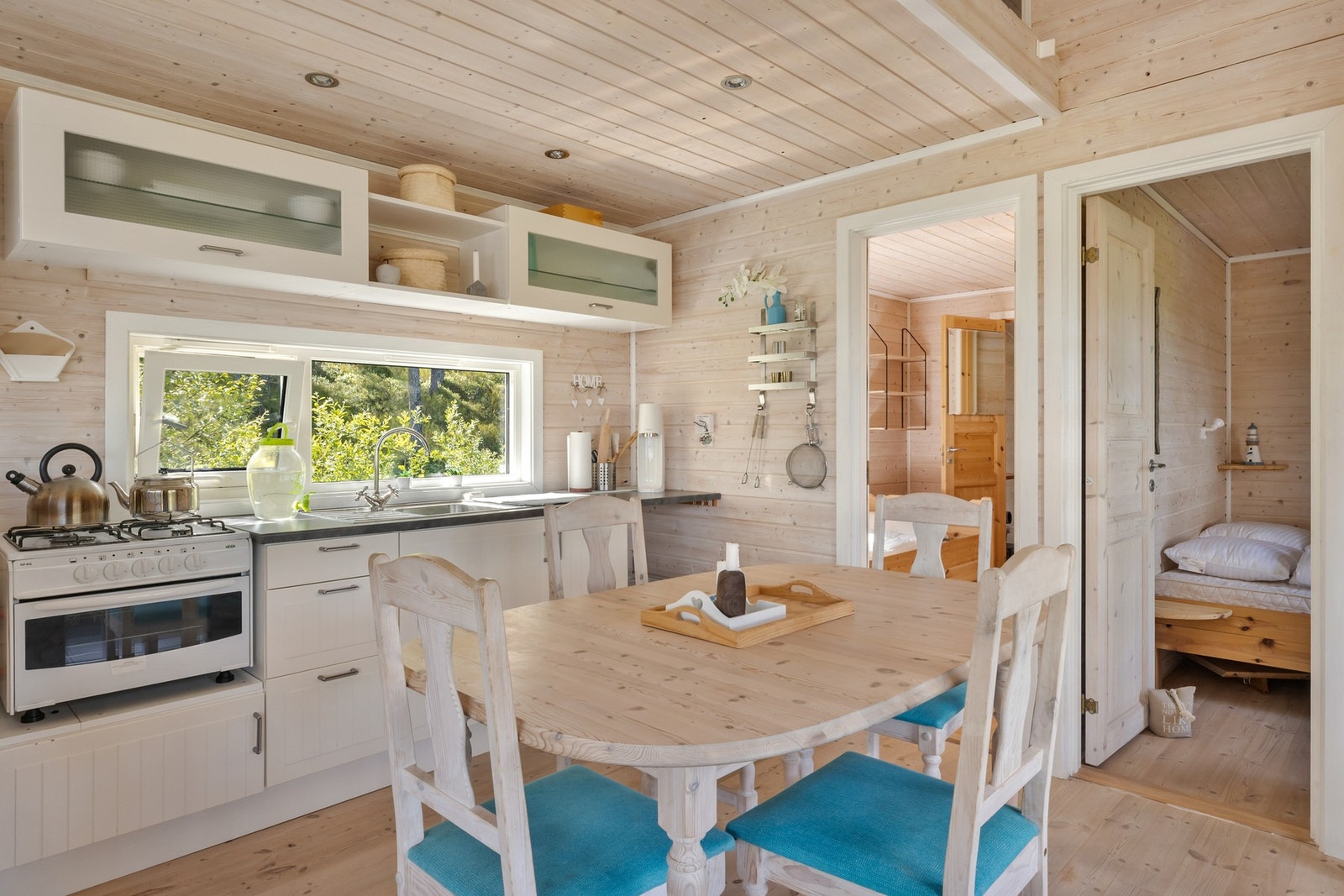 Kjøkkenet er utstyrt med vanntilførsel via pumpe fra kanne under benk Galleribilde