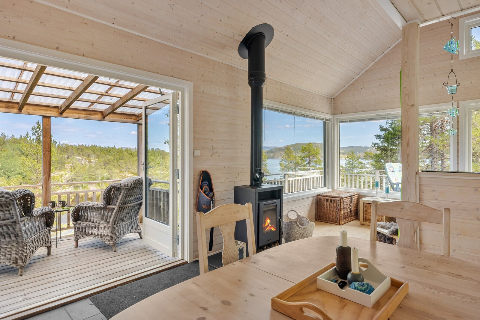 Hytten har beliggenhet i Sørvågen med flott utsyn utover Lyngenfjorden Galleribilde