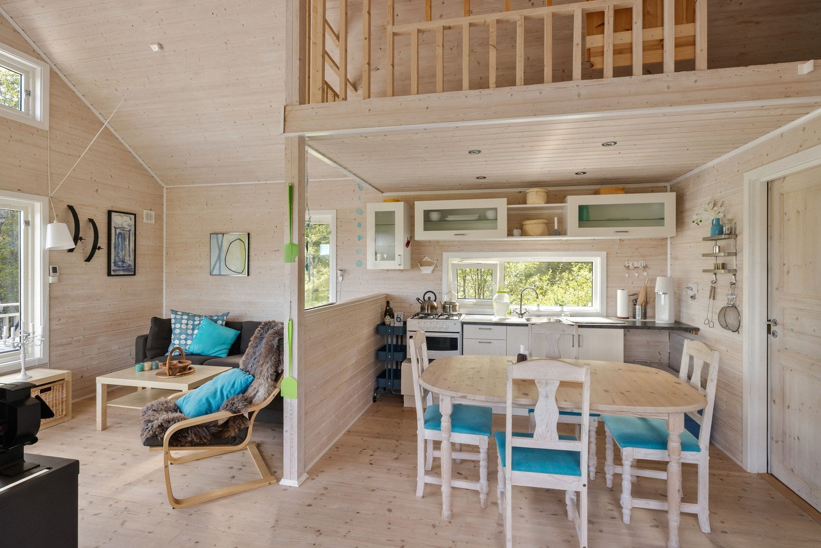 Kjøkkeninnredning med lyse profilerte fronter Galleribilde