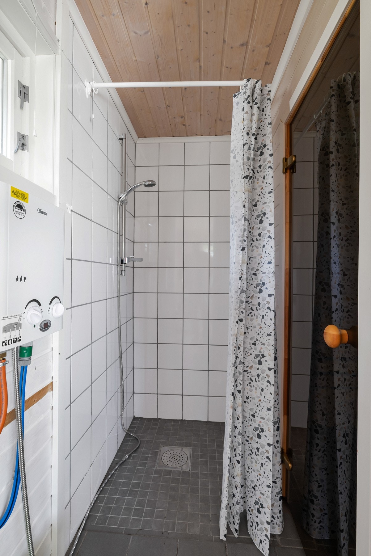 Anneks: Eget dusjrom med sluk og flislagte vegger Galleribilde