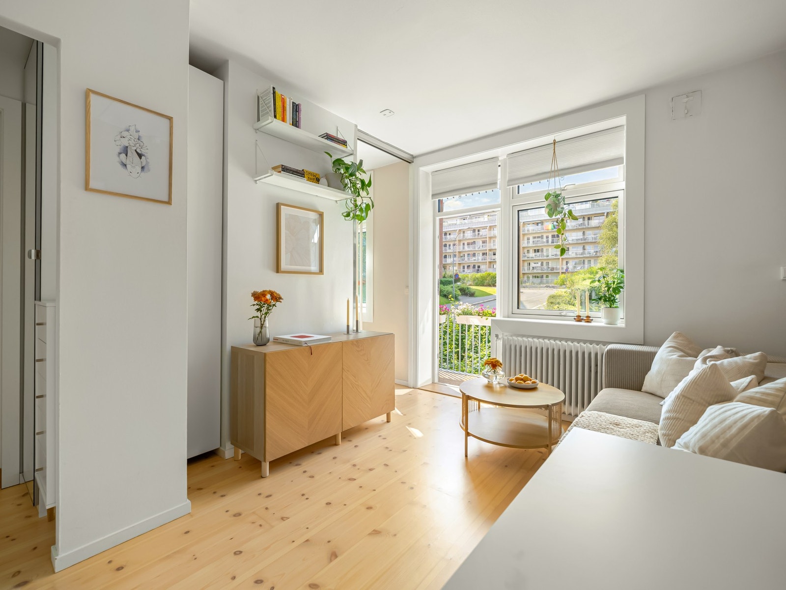 Leiligheten er lys og luftig, og de store vindusflatene slipper inn rikelig med lys. Vinduer og balkongdør er nye fra mai 2025. Galleribilde