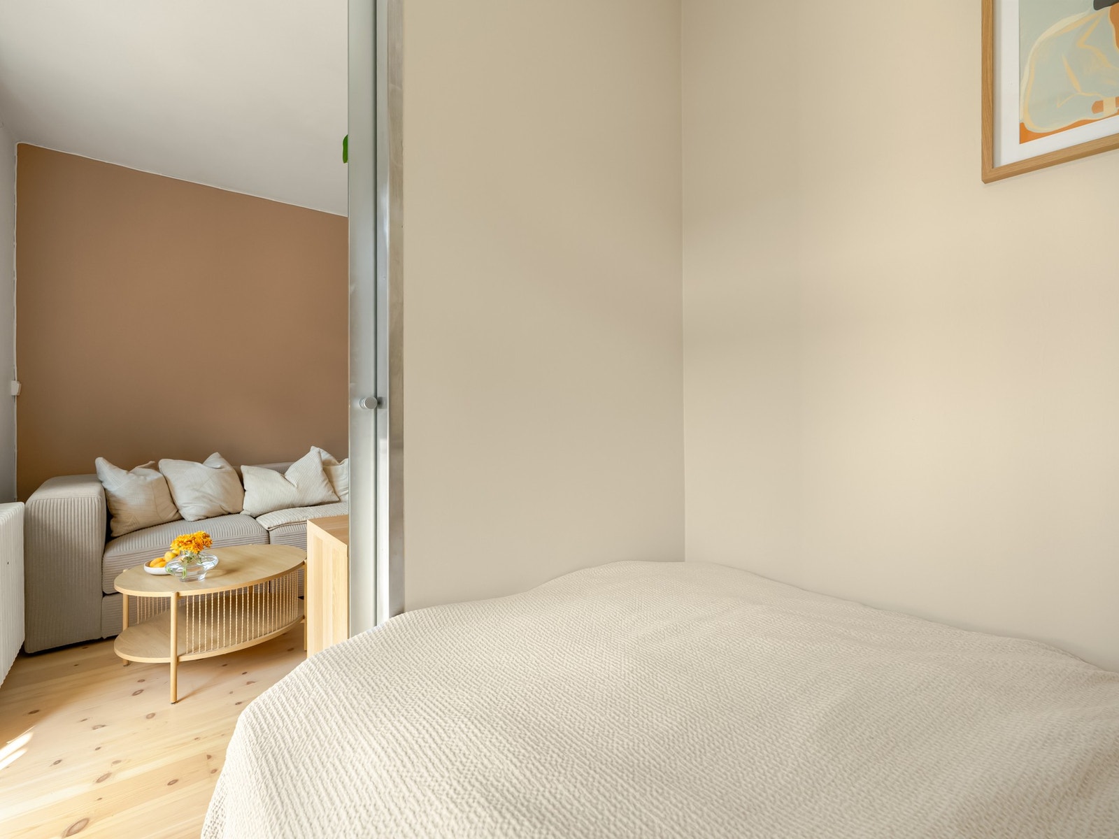 Den praktiske skyvedøren er plassbesparende. Galleribilde