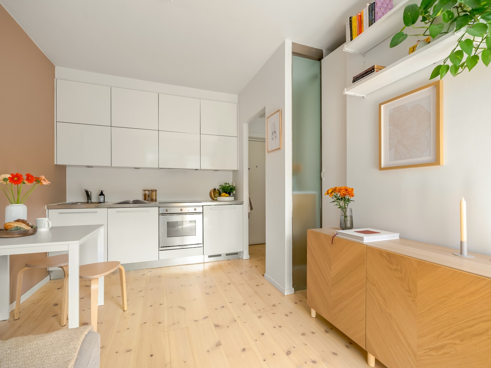 Innredningen faller svært naturlig, og TV-en har også sin naturlige plassering vis-a-vis sofaen, slik vi vanligvis ønsker det. Galleribilde