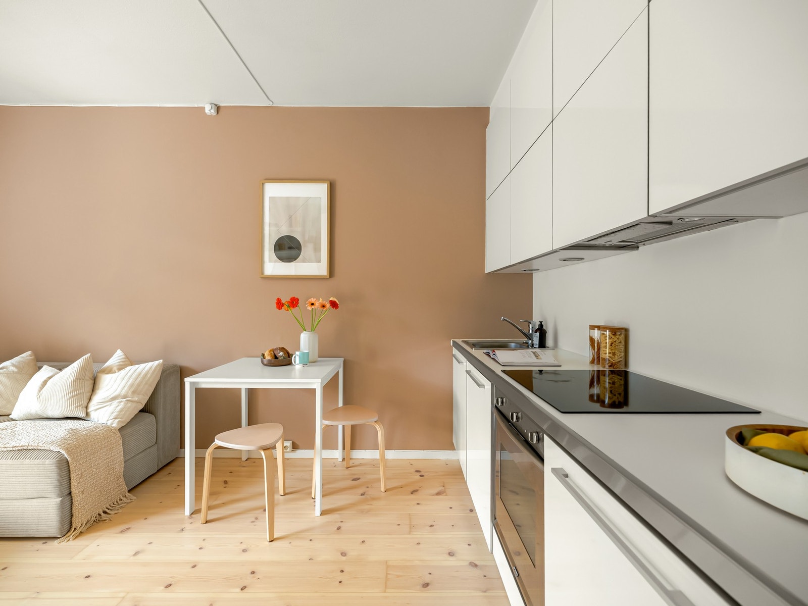 Planløsningen er helt optimal, og du får plass til både sofamøblement og spisebord i stue- og kjøkkenrommet. Galleribilde