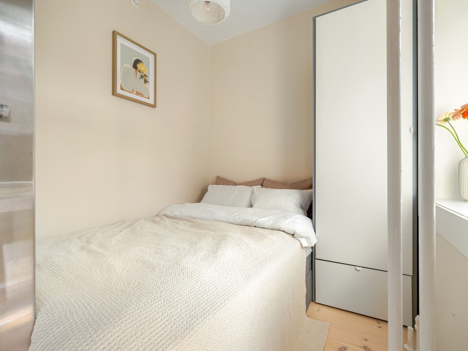 Soverommet er innredet med seng på 1,20 m og garderobeskap. Galleribilde