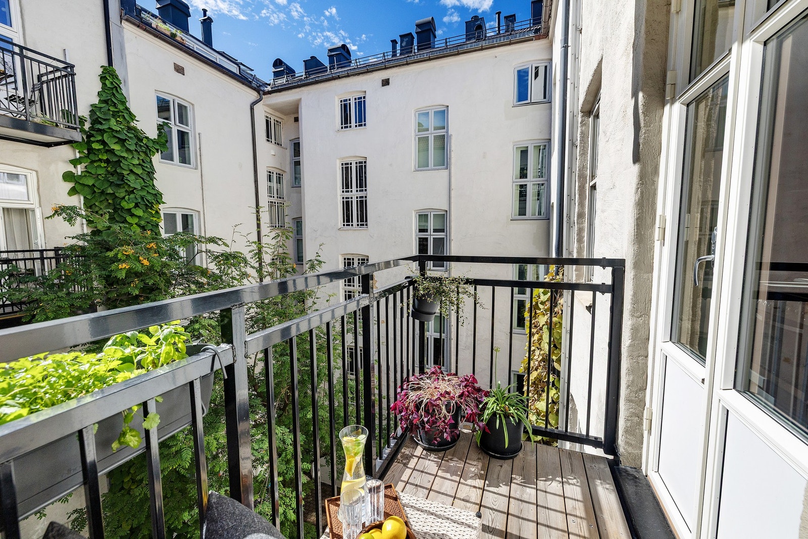 En lekker, klassisk leilighet med rolig beliggenhet i Gamlebyen. Solrik balkong vendt inn mot rolig bakgård. Galleribilde