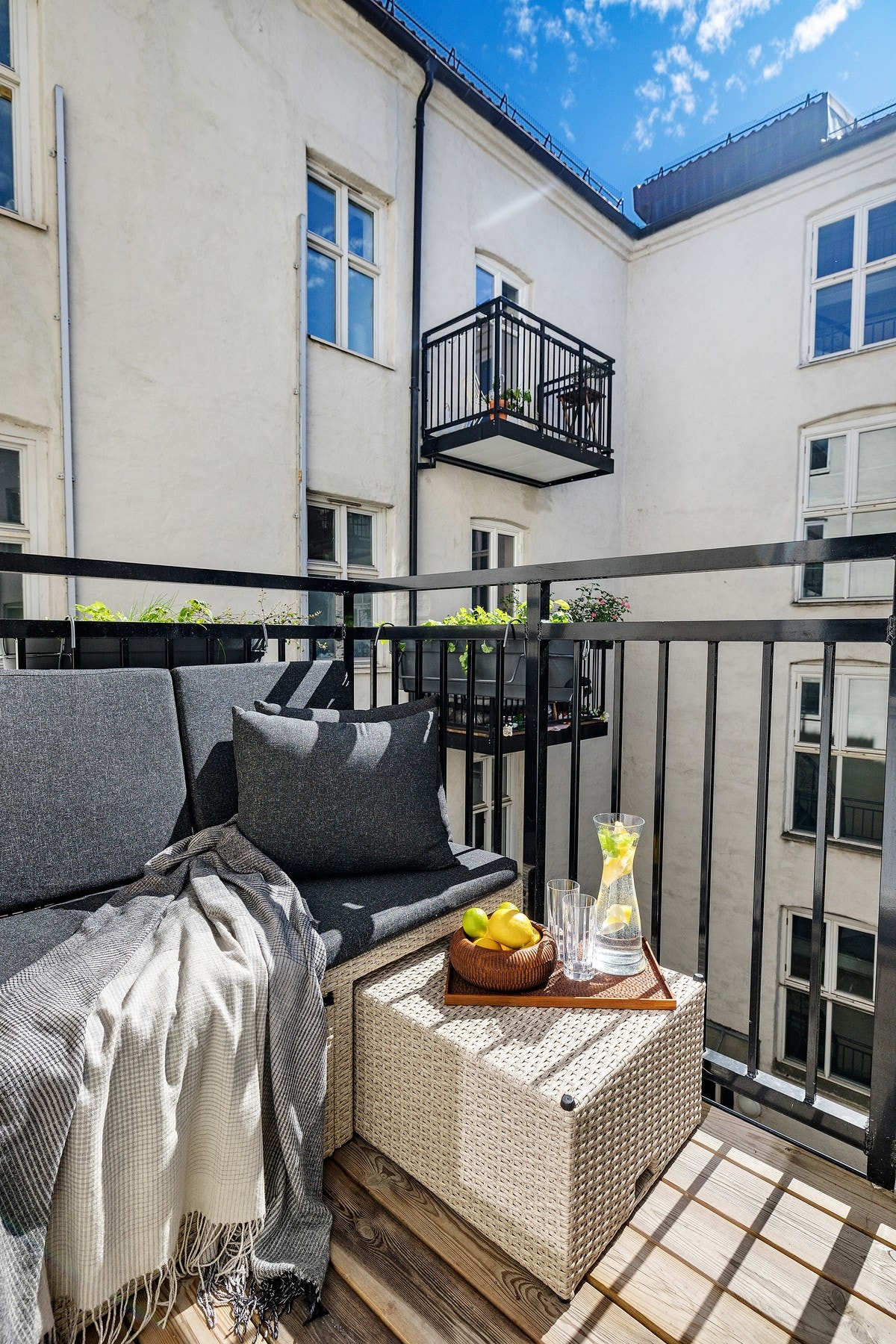 Balkongen er vendt inn mot indre gårsdrom. Galleribilde