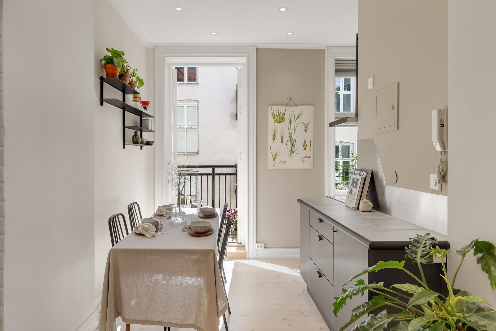 Tak og veggflater er malt i en moderne tone i 2024. Galleribilde