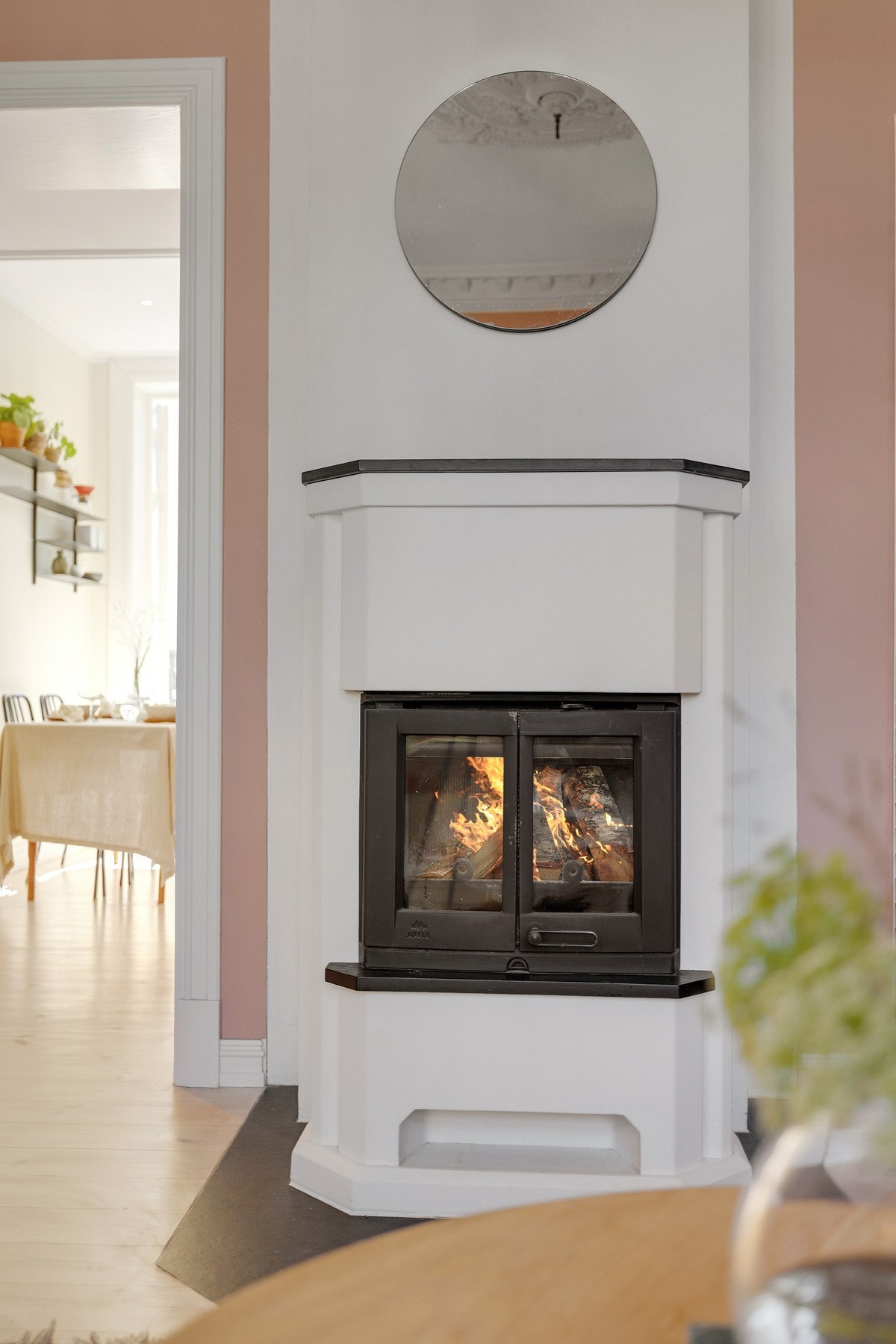 Stuen har teglsteinspipe med peis som varmer godt på kalde vinterdager. Galleribilde