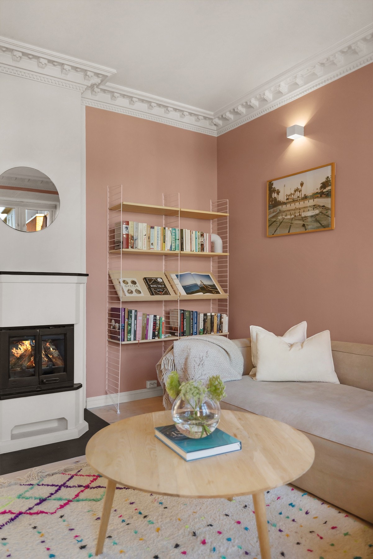 Flere klassiske detaljer som stukkatur og rosetter gir en særegen sjarm til rommene. Galleribilde