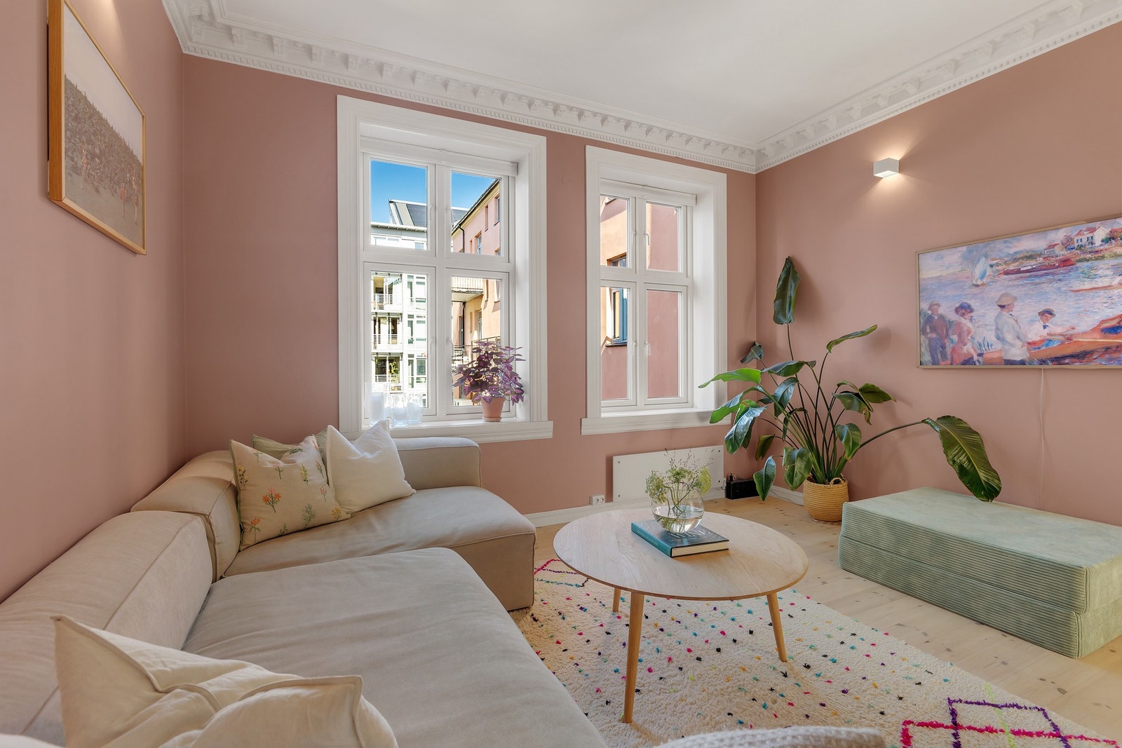 Separat stue med lekre detaljer som stukkatur, rosett i tak og nydelig peisovn. Galleribilde