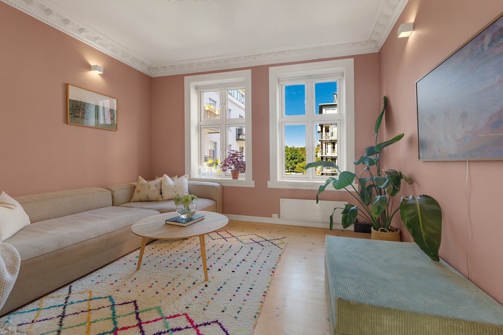 God plass til sofa med tilhørende møblement og store vinduer som slipper inn rikelig med dagslys. Galleribilde