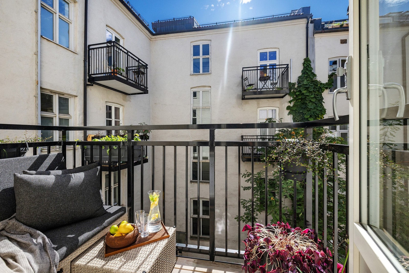 Fra kjøkkenet er det utgang til en koselig balkong på ca 2 kvm med plass til utemøbler og beplantning. Galleribilde