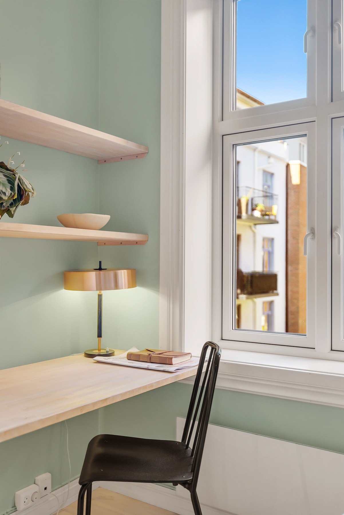 Soverommet har plass til hjemmekontor og fint utsyn mot parken. Galleribilde