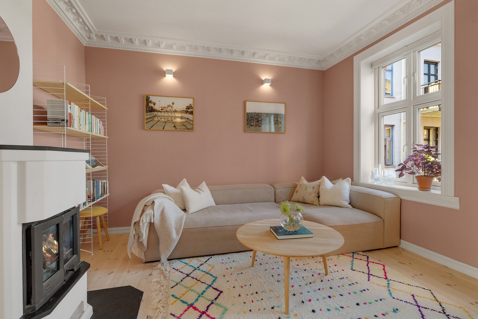 Stuen ble malt i 2024 og nye lamper på vegg og solskjerming i
vinduene fra 2019. Galleribilde