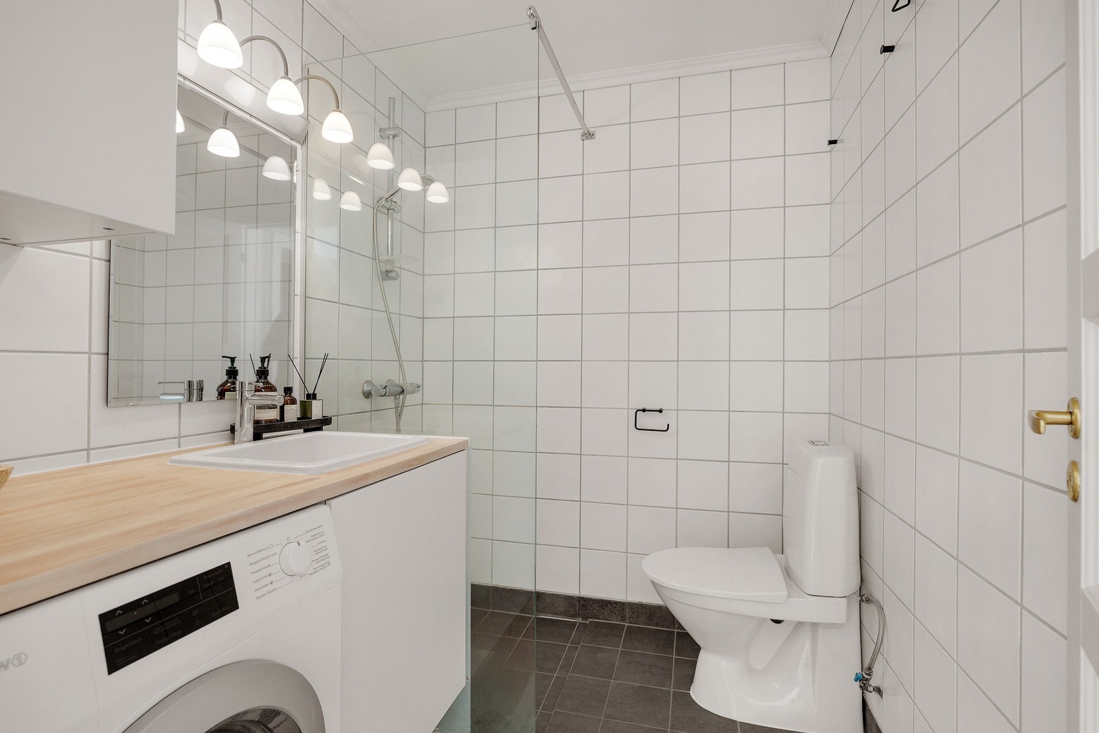 Delikat og pent bad med varmekabler i gulv. Galleribilde