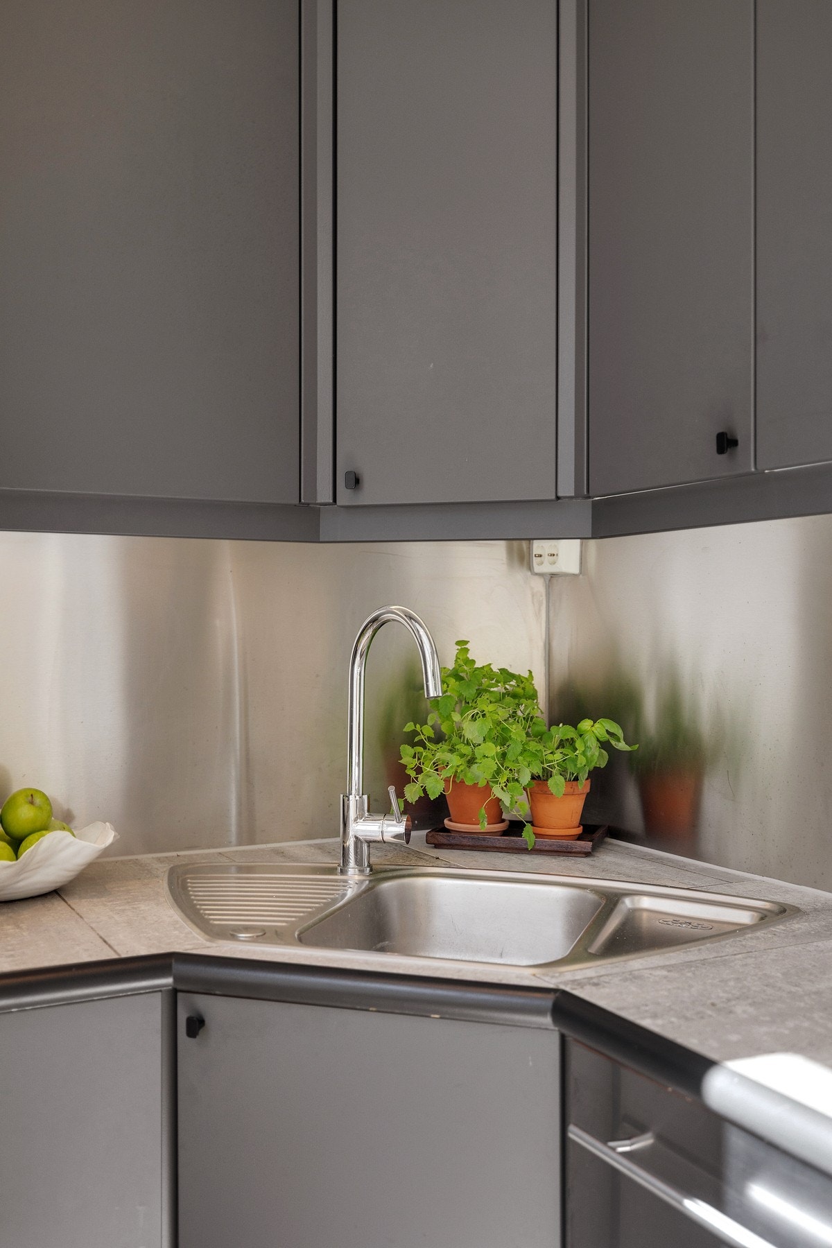 Stålplater på bakvegg som skaper et moderne preg. Galleribilde