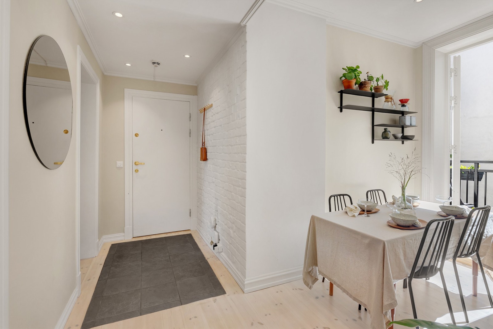 Leiligheten har en flott utforming. Gulvet ble slipt og lakket i 2019. Galleribilde